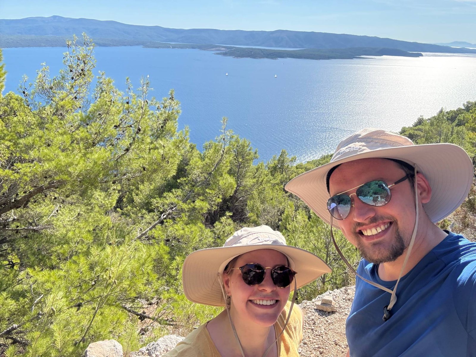 Nous deux sur la montagne, la mer Adriatique en contrebas