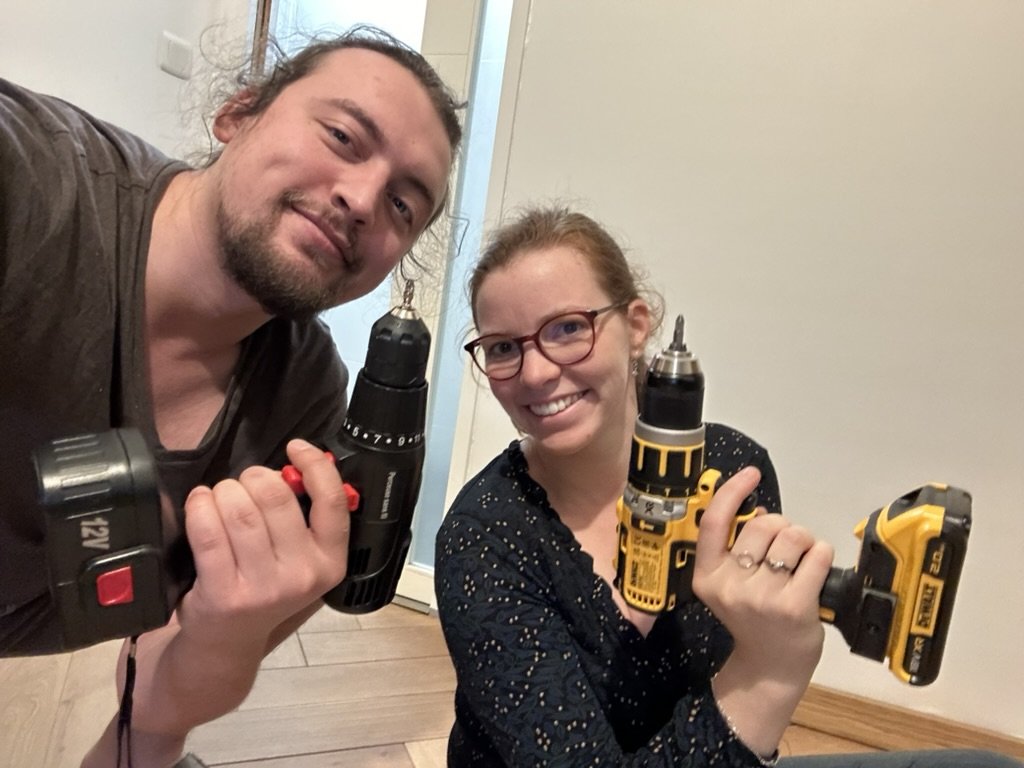 Nous deux, perceuses en main, dans notre nouvel appartement