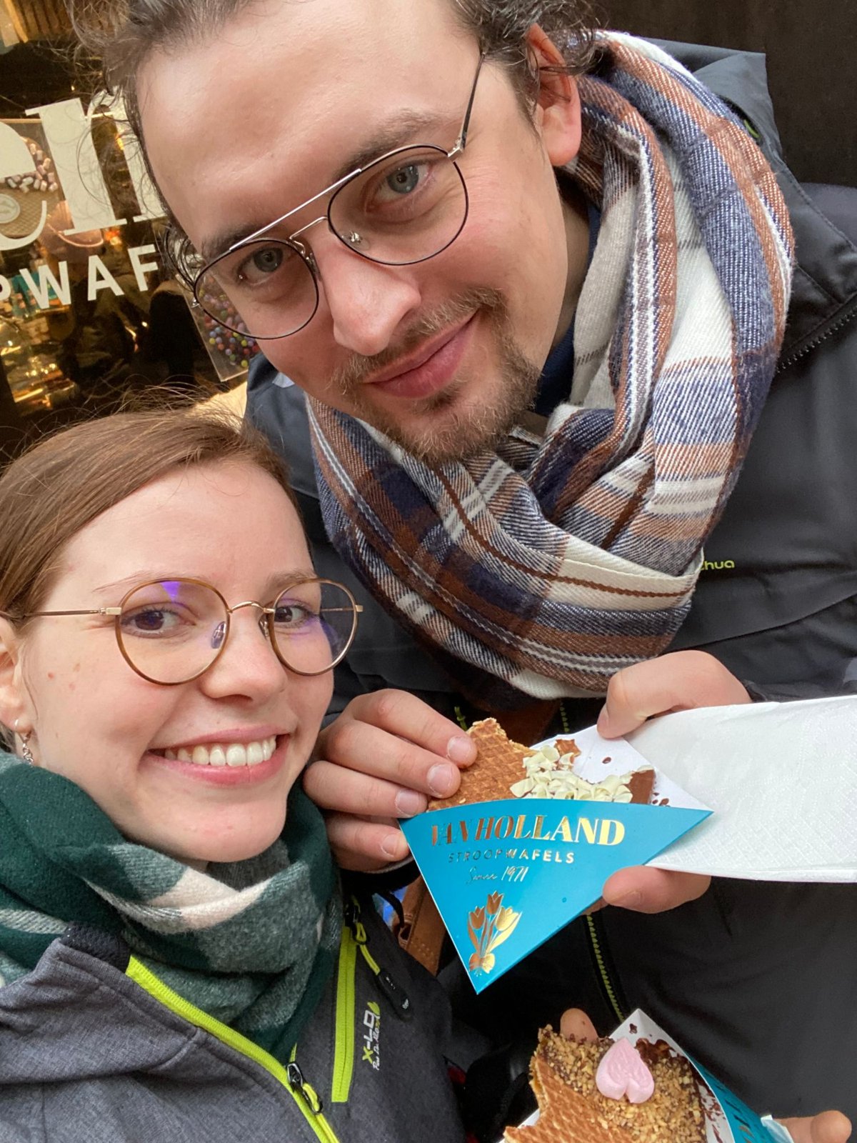 Nous deux, une gaufre à la main